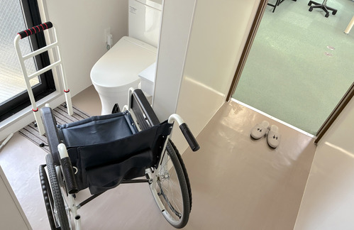トイレに車椅子で入っている時の様子